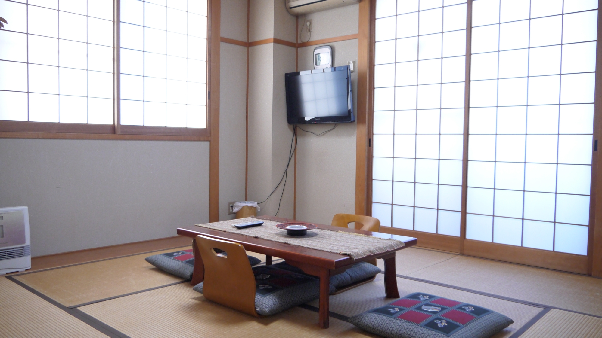 *平成館のお部屋：のんびり過ごせる和室をご用意。島の中に佇む和のお部屋でゆっくりとお過ごしください。