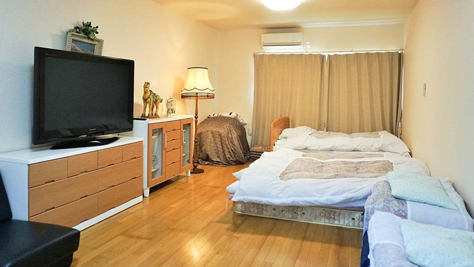 *【部屋】別棟うみぞら「大地」はキッチン付洋室10畳。3つの客室がある1階建で浴室・洗面・トイレ共同