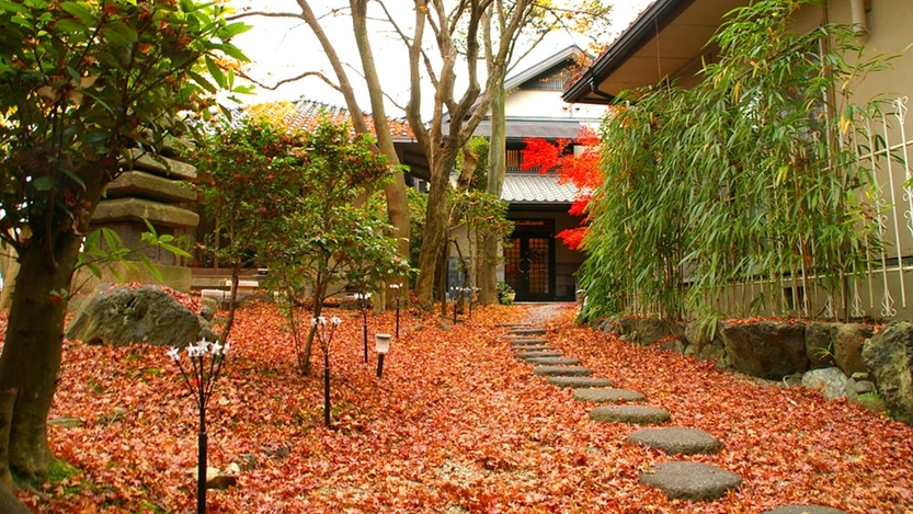 【秋の紅葉】人気の紅葉スポットへも徒歩圏内！【もみじのはしご】しませんか？＜朝食付＞