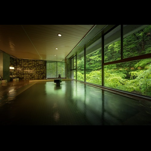 大浴場(女性用)＊大きな窓からは美しい会津の春夏秋冬を眺めながら天気を気にせず湯浴みできる