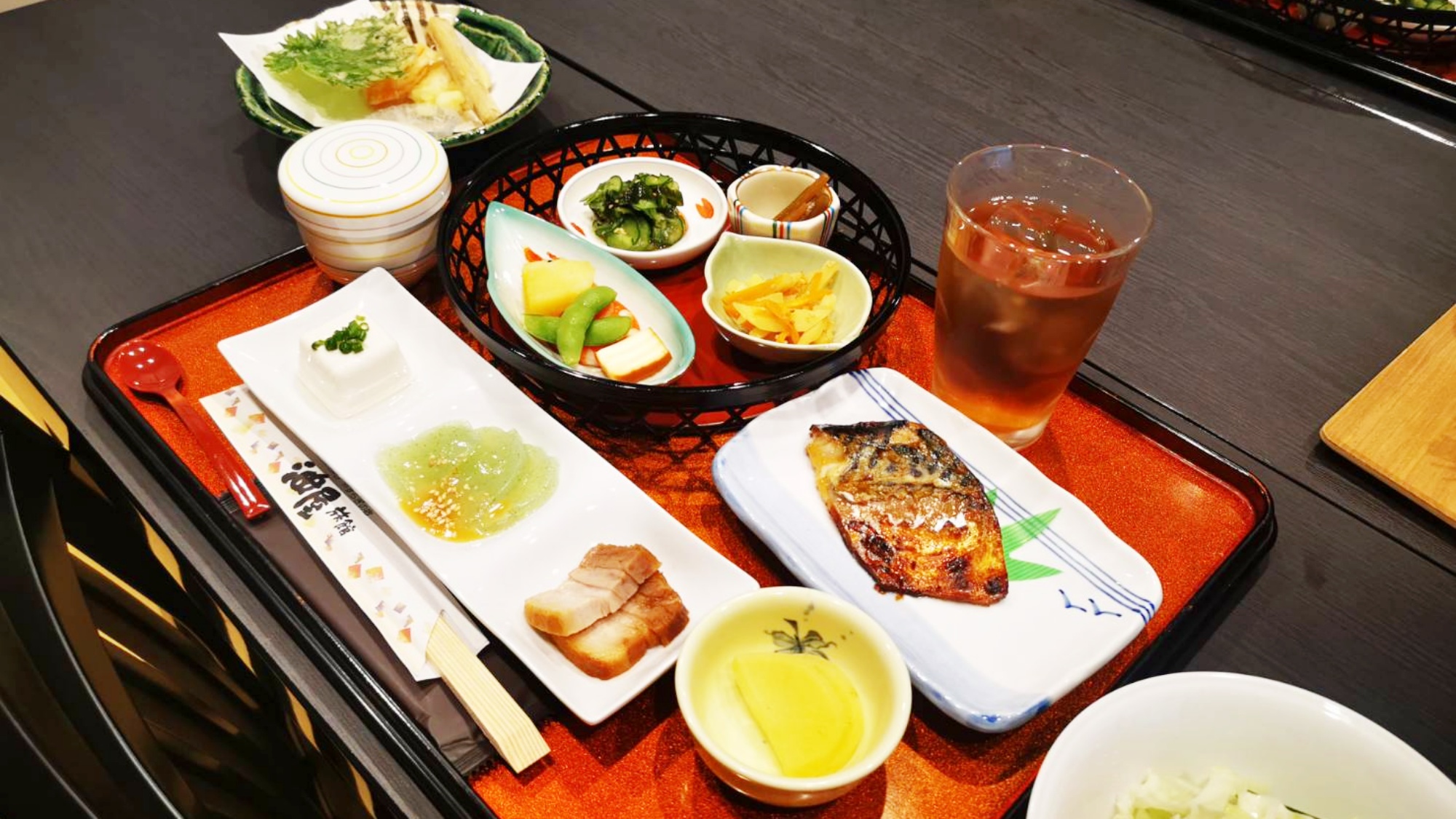 *【夕食一例】お客様より好評！地元の旬な食材をふんだんに使用したオーナー特製料理です。