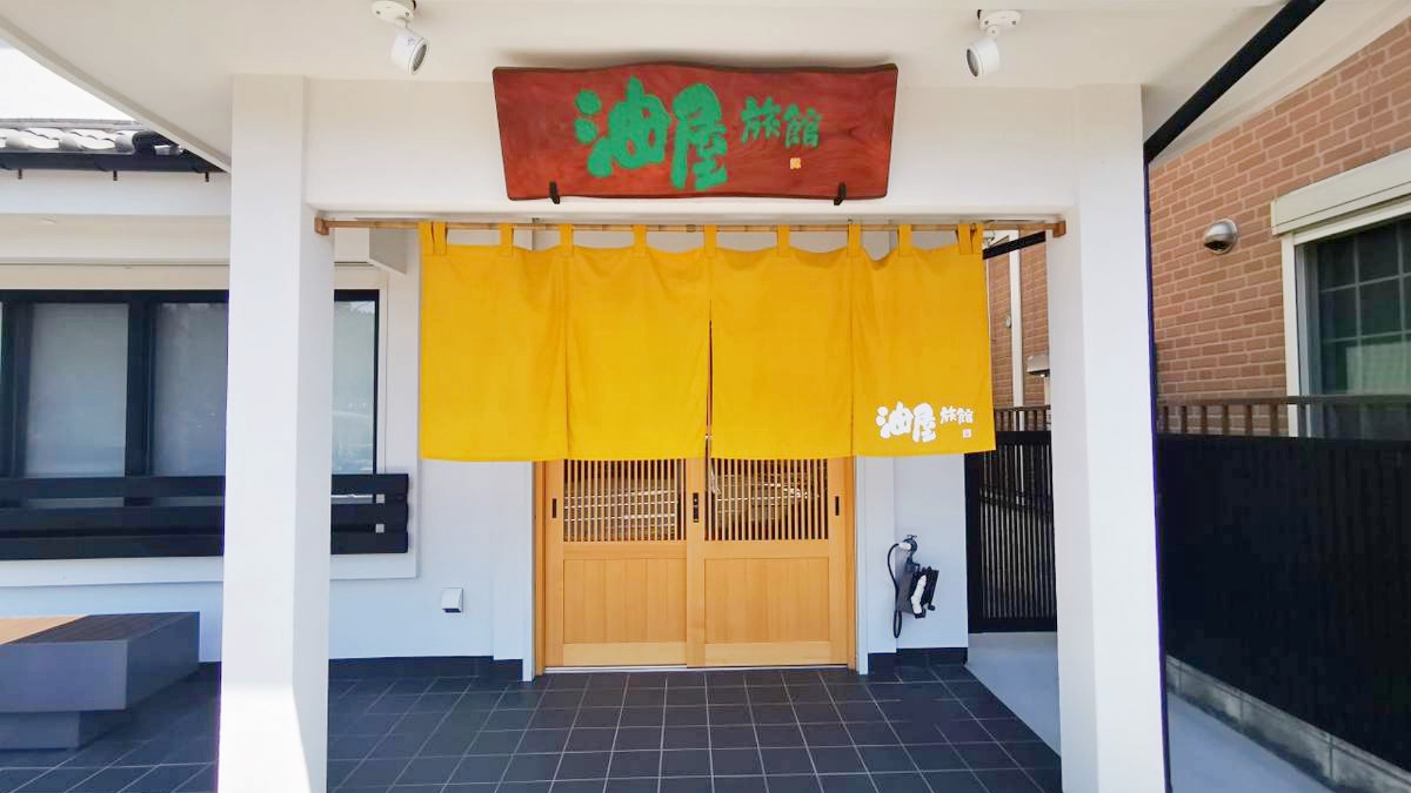 *【外観】玄関：2025年リニューアルOPEN！皆様のご利用をお待ちいたしております