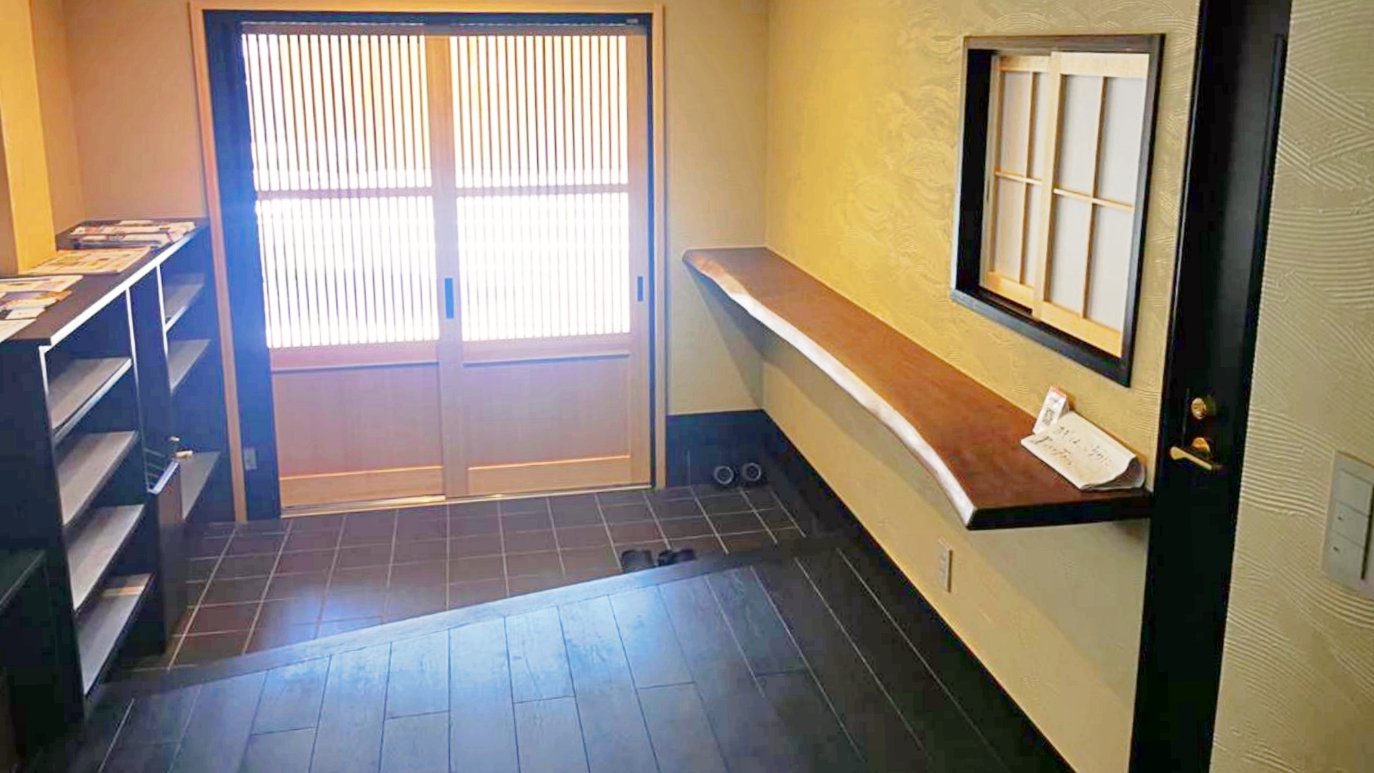 *【玄関】2025年リニューアルOPEN！靴を脱いでおあがりいただく和風スタイルです。