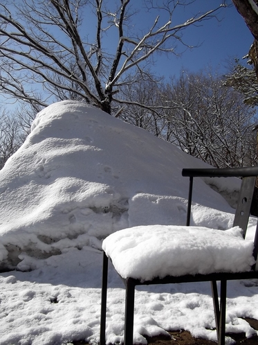 雪景色　雪の積もる椅子