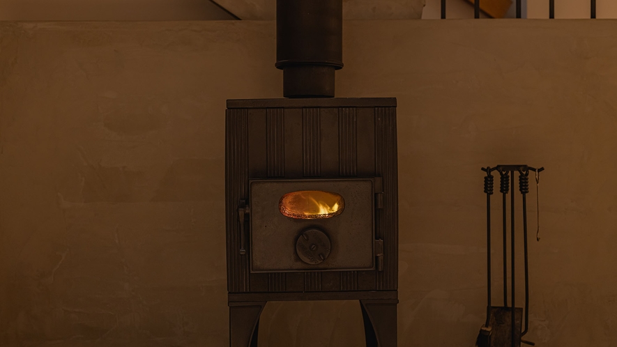 寒い冬は暖炉でお温まりください