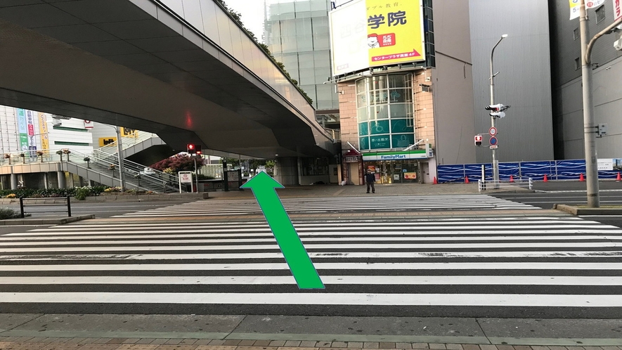 阪急電車前　歩道