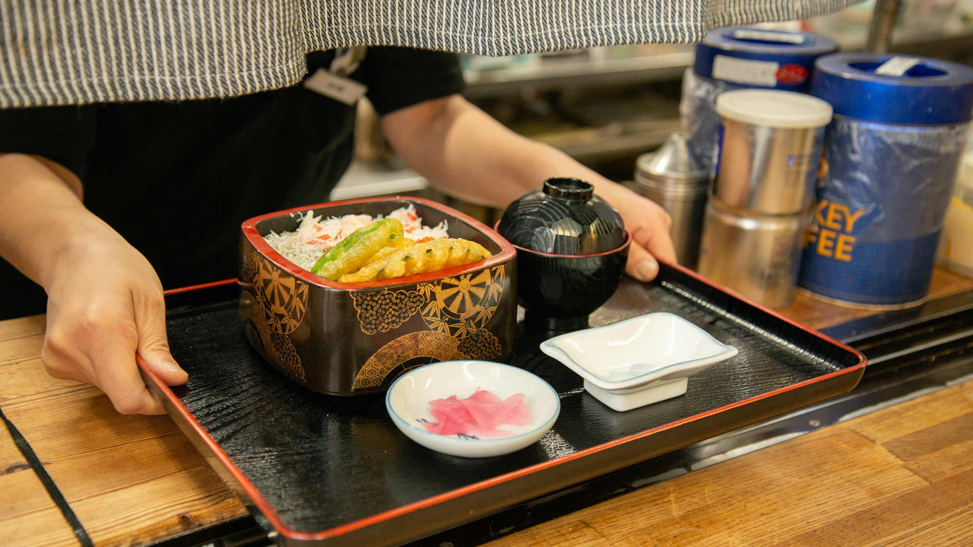 *ご夕食　セルフサービスが基本のお食事処・居酒屋スペースです