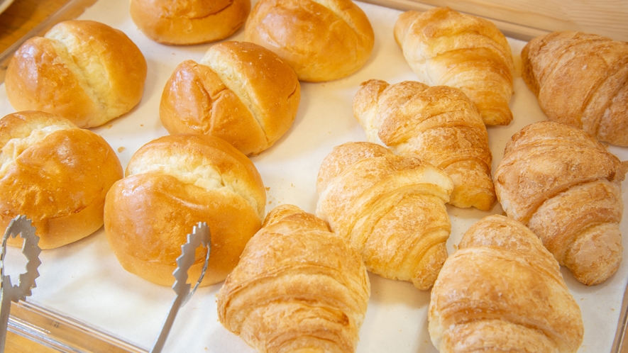 *ご朝食(一例)　洋食派にも嬉しい、パンと洋食おかずもご用意