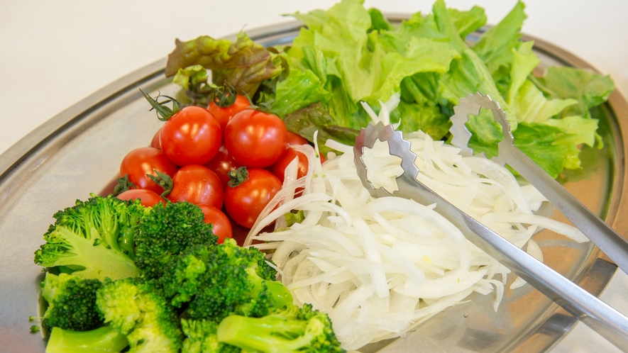 *ご朝食(一例)　色鮮やかな新鮮野菜は目覚めの食事にぴったり