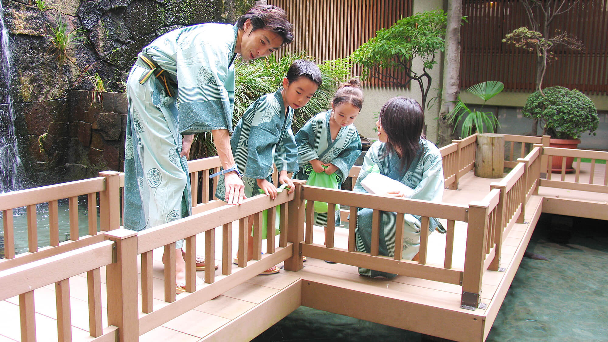 錦鯉が泳ぐ大きな池