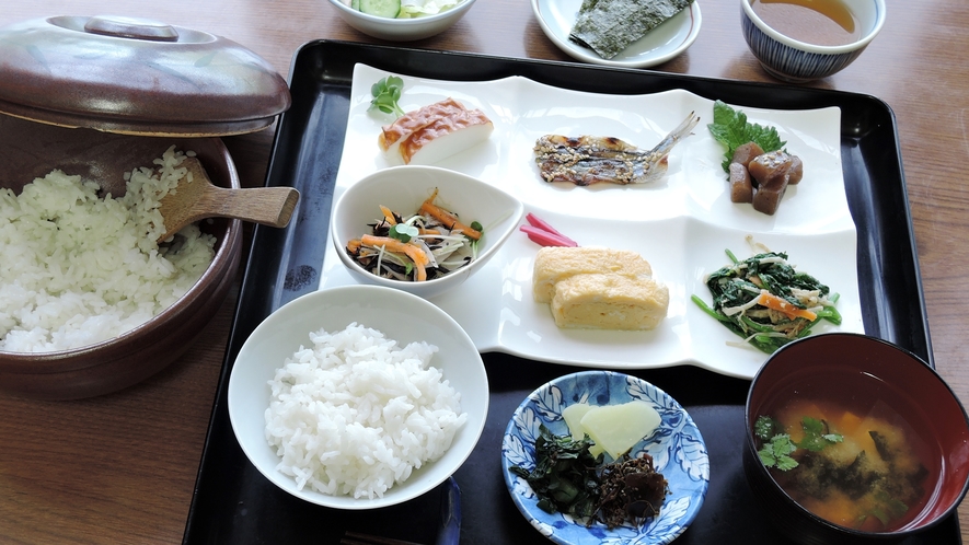 *＜朝食の一例＞おかずの彩りが豊かでヘルシーです。