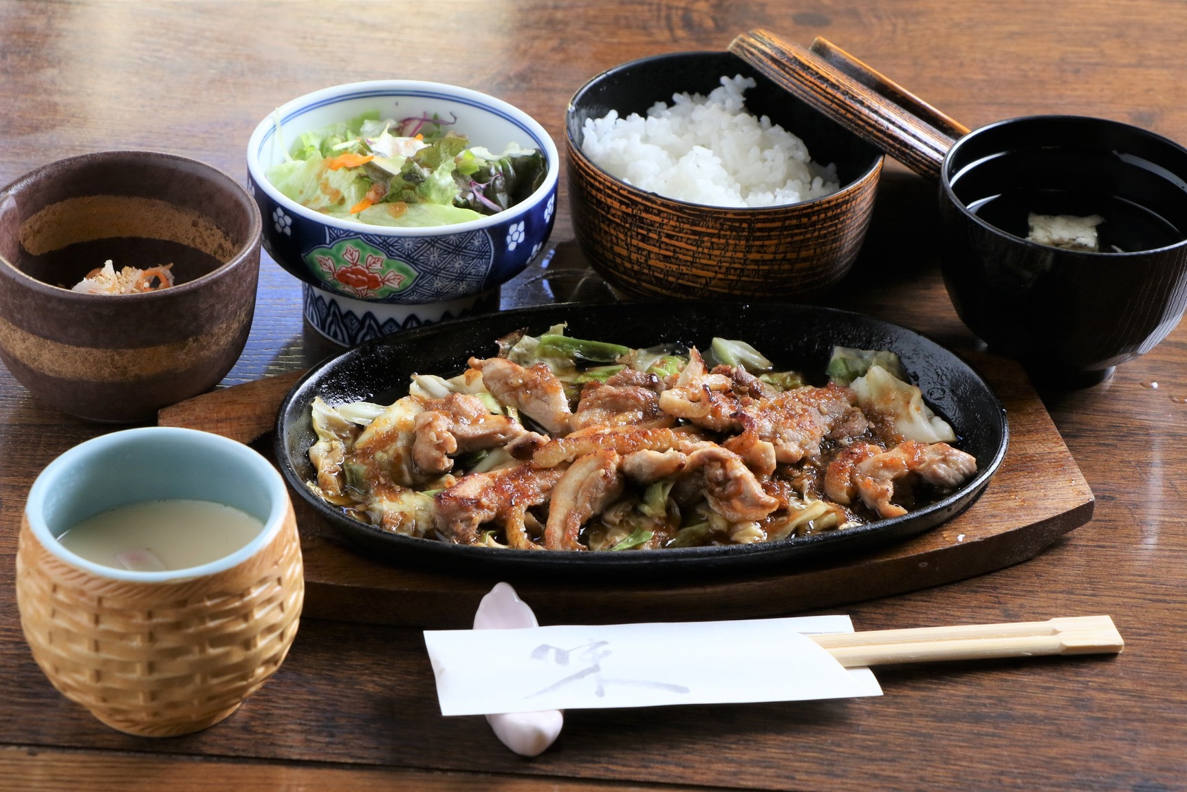 当館人気No.1♪　仕出しお料理を部屋まで宅配プラン☆Cコース　大分名産・冠地鶏の鉄板焼き☆２食付き