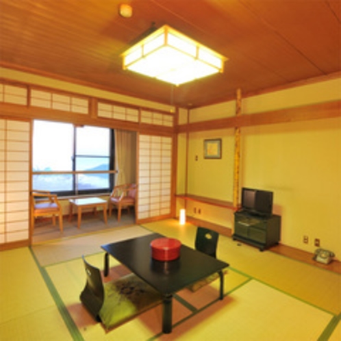岡山いこいの村・スタンダード客室。畳に癒される、瀬戸内海向きの窓が好評な和室です（写真はお部屋一例）