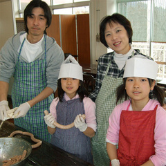 ソーゼージづくり。“子どもが主役”と思っても、パパ＆ママもついハマっちゃいますｗ