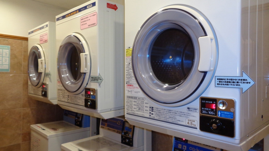 ランドリー★洗濯機乾燥機3台完備