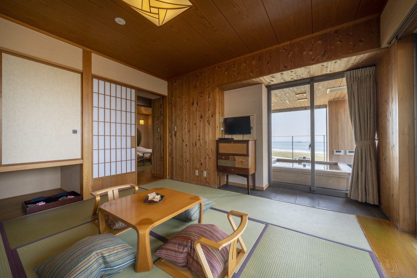 2階ひのき露天風呂付【待宵】ベッドルーム10畳+和室10畳