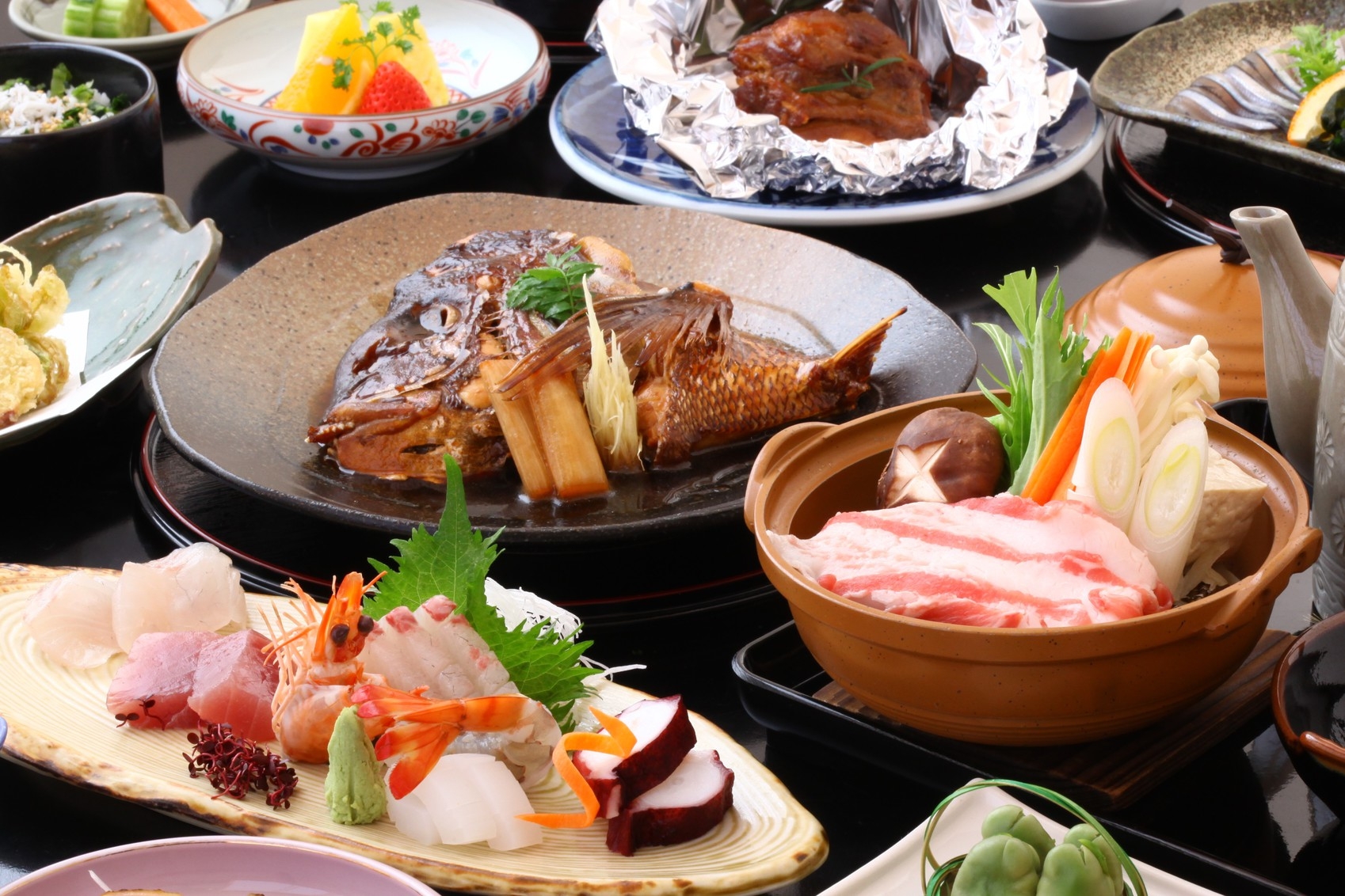 当館名物【焼き豚骨】に、【黒豚】【真鯛】【きびなご】等など　個室で鹿児島満喫プラン