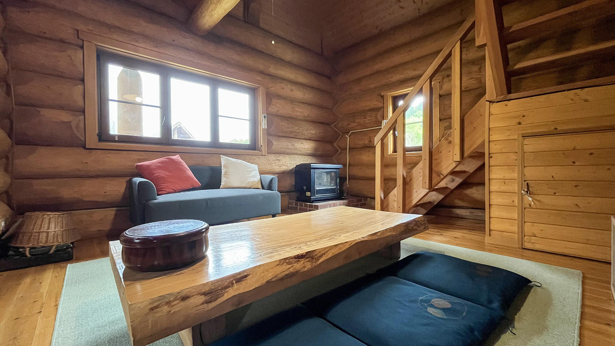 #ログハウス涼風　丸太をふんだんに使われてつくったログハウスは、自然を感じるにはもってこいのお部屋