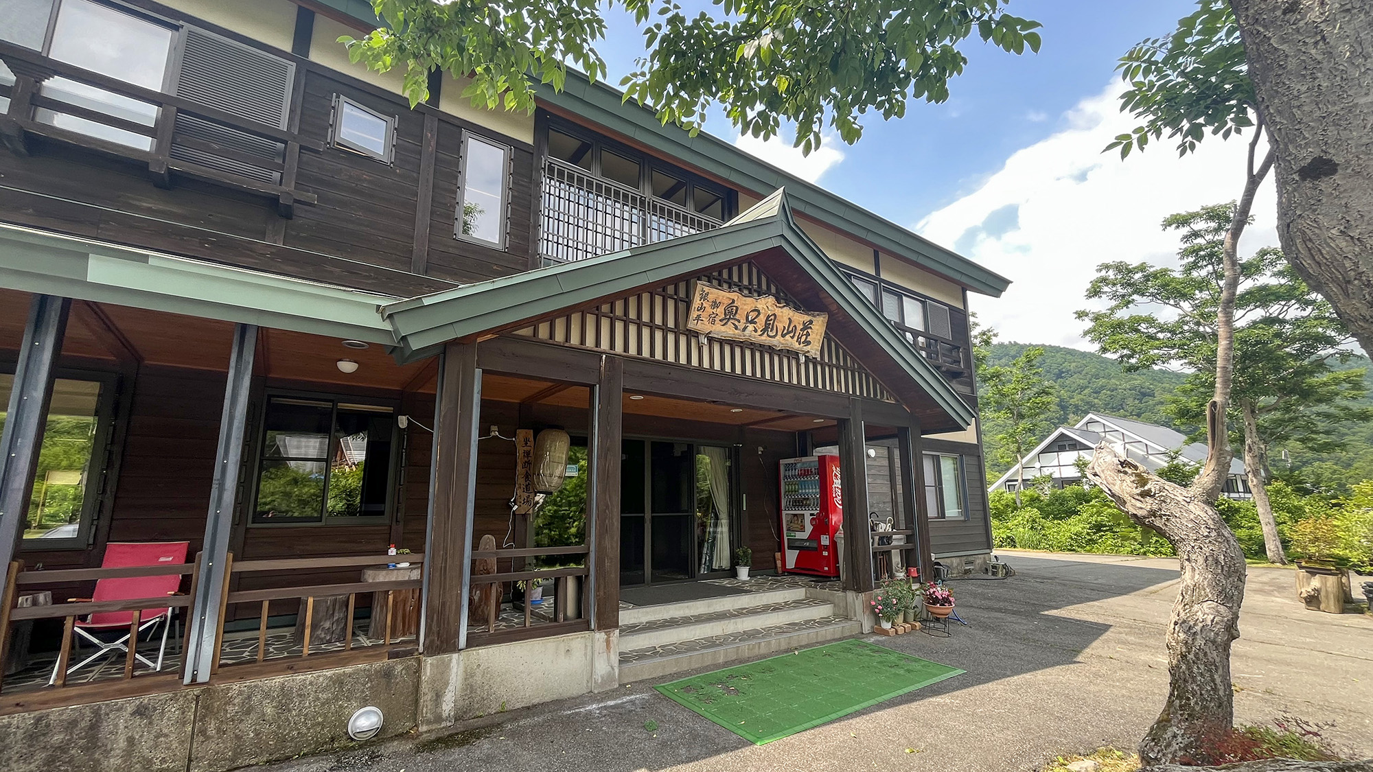 #外観　樹海ライン沿いに当館はございます。新緑・紅葉の季節はドライブコースにも最適！