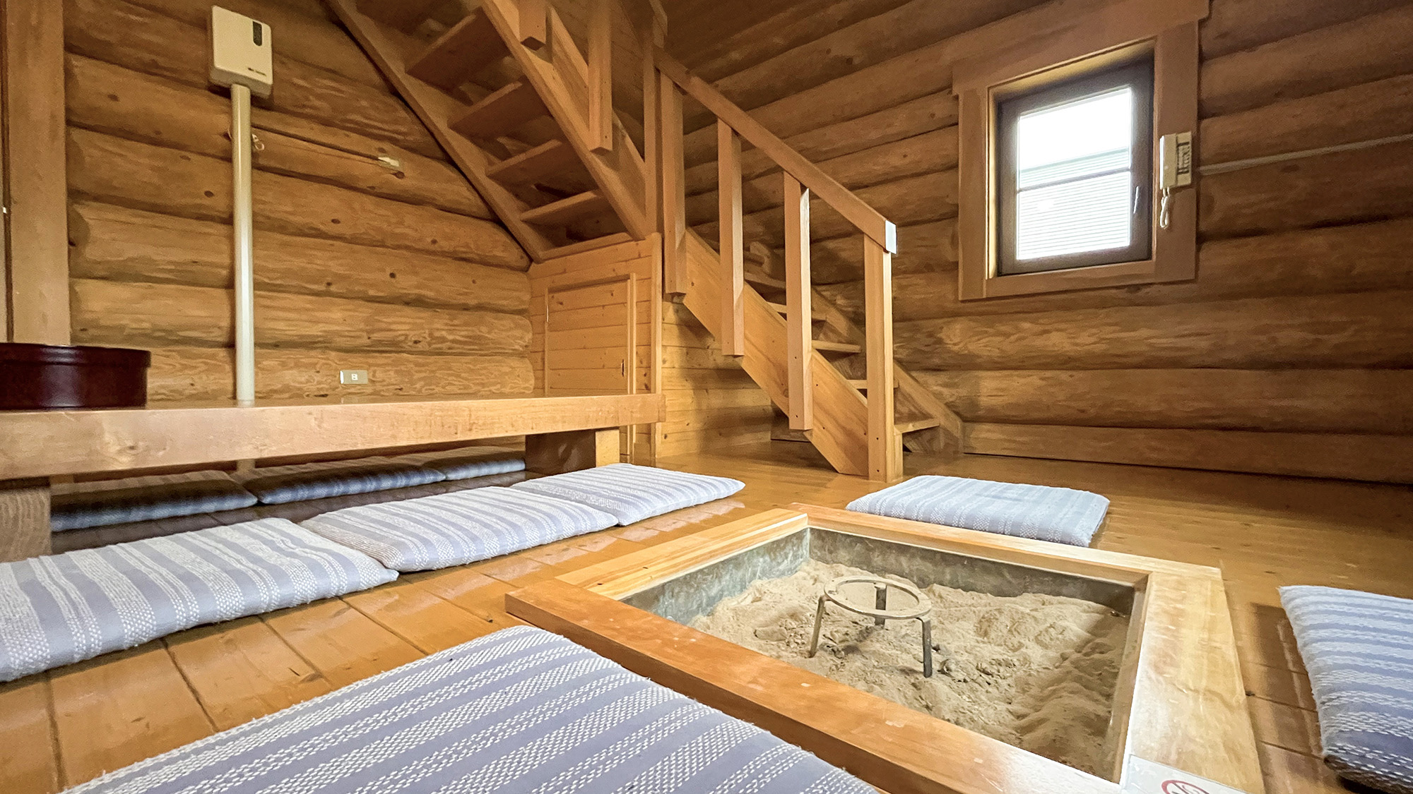 #ログハウス星空　唯一囲炉裏のあるお部屋　冬は囲炉裏でぽかぽか