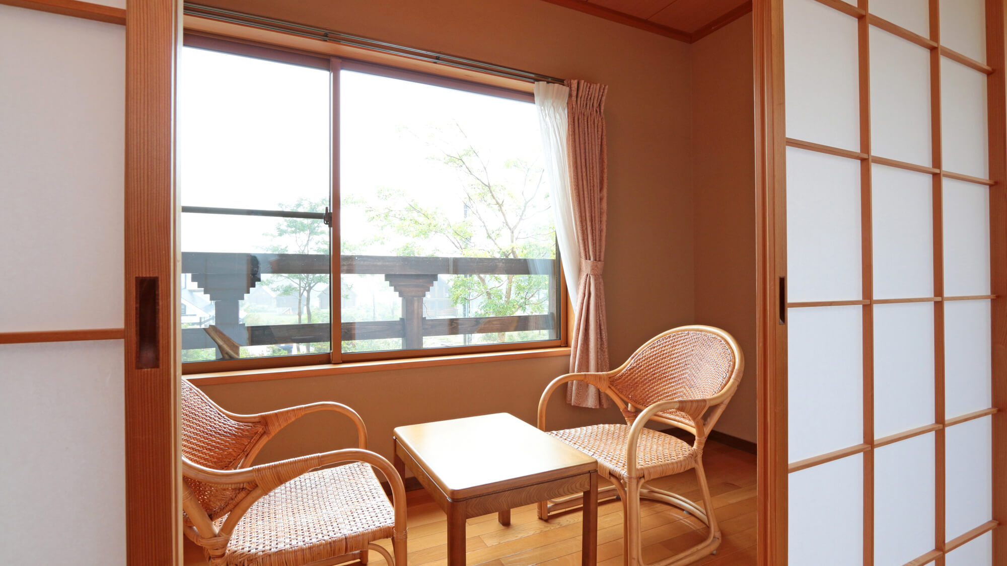 【広縁】一部の和室には、広縁があり日当たり良好♪ゆったりとお過ごしいただくことができます。