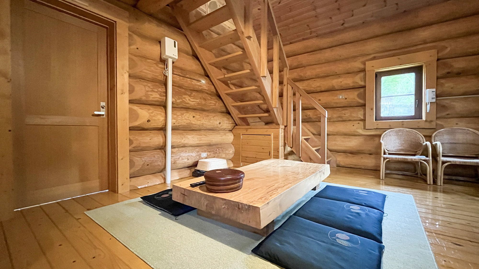 #ログハウス湧き水　雨天時でも安心してバーベキューができるように、屋根付きの空間があります。