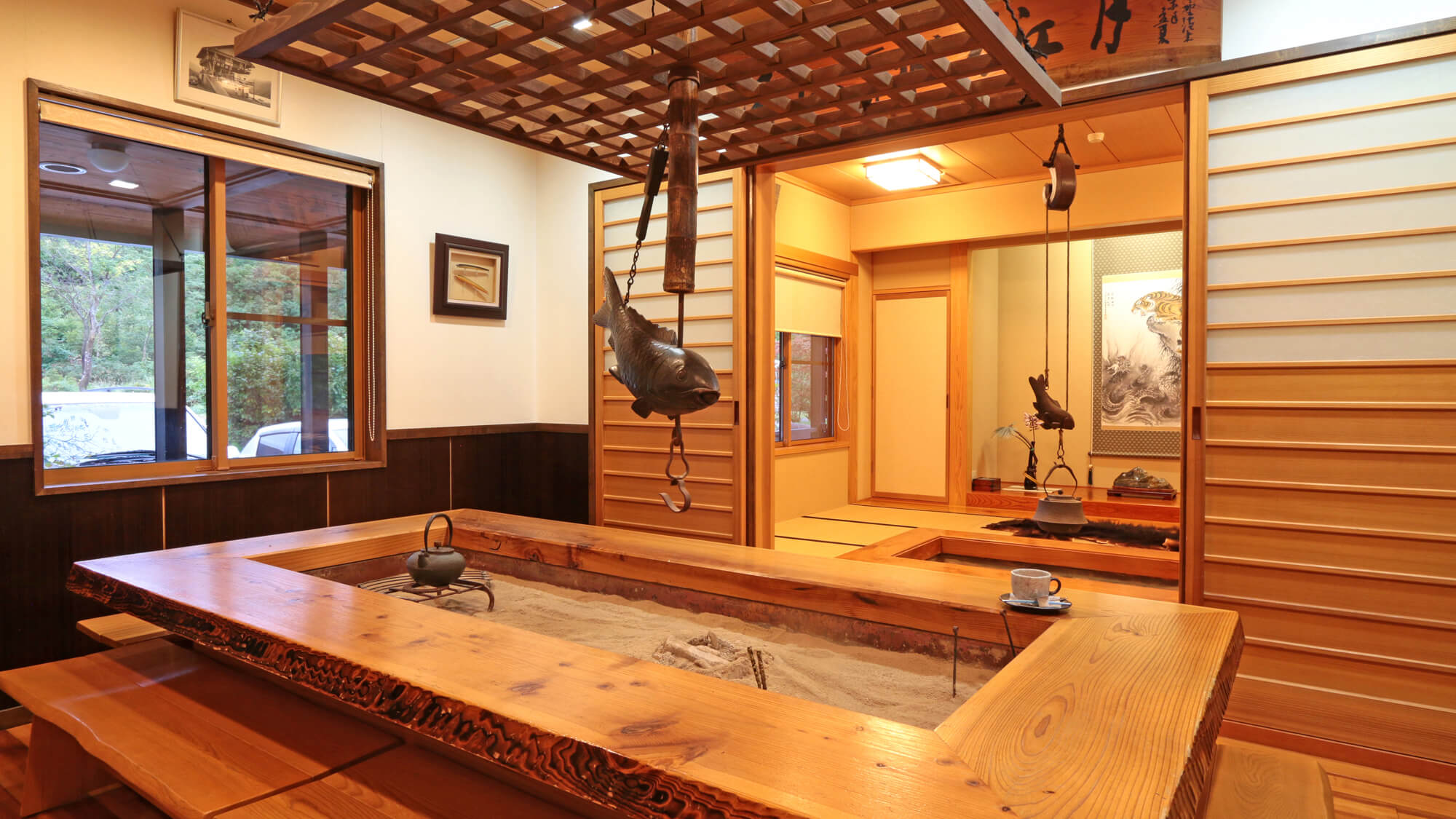 【館内】ロビーにある囲炉裏の間。お酒を飲むスペースとしても利用できます。