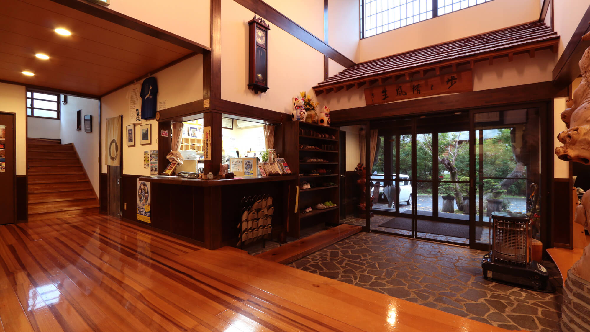 【館内】新旧​様々な要素が折り重なった館内は、レトロな雰囲気が程よく感じられる造りとなっております。