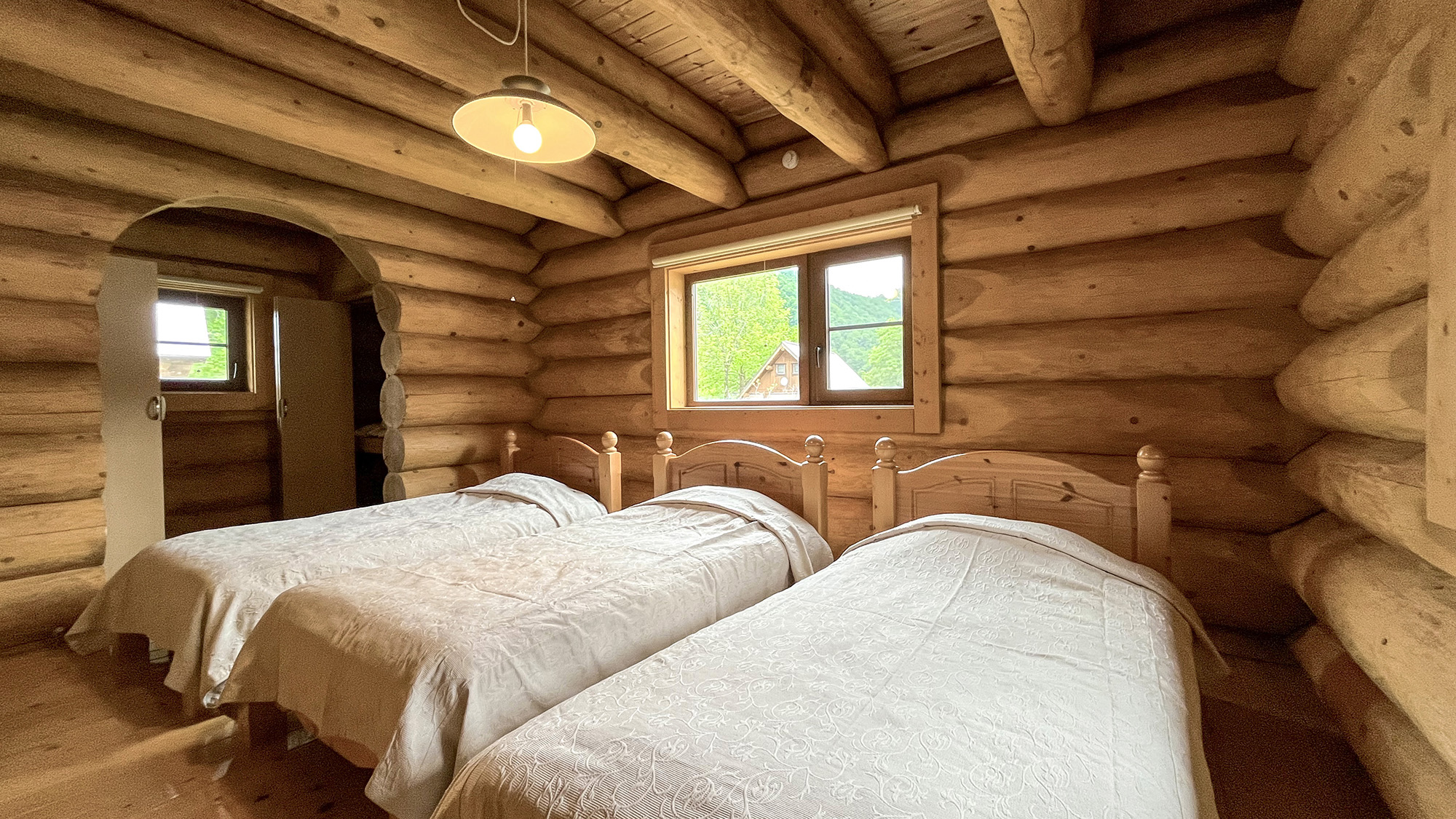 #ログハウス湧き水　3名～8名までが利用できるログハウスベットルームが3室あるため団体利用にオススメ