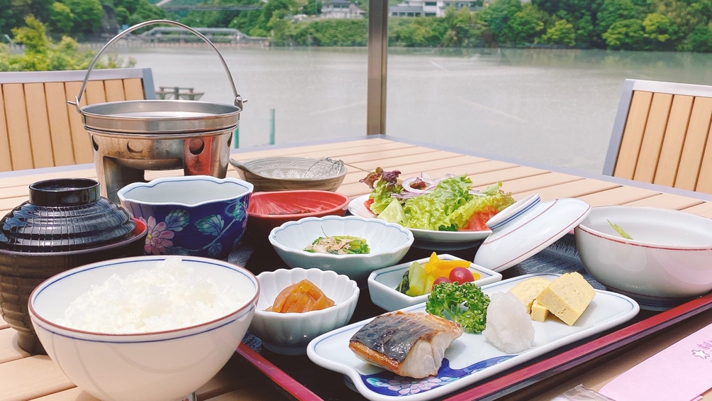 1泊2食★ちょっと特別な＜洋食Dinner＞地元名産のアルコールとともに優雅なひとときを。