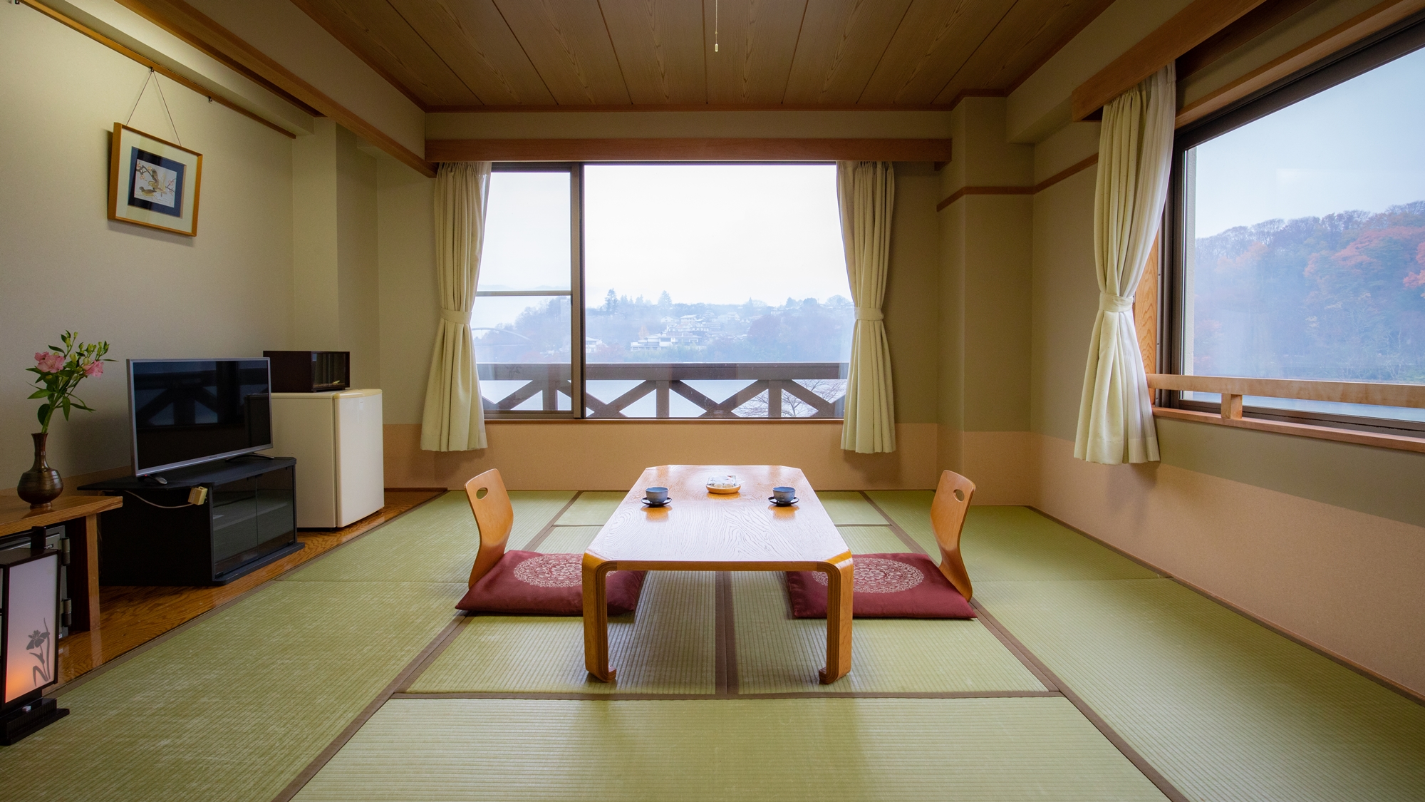 *【2F和室10畳】湖畔に面した純和風の落ち着きのある客室です