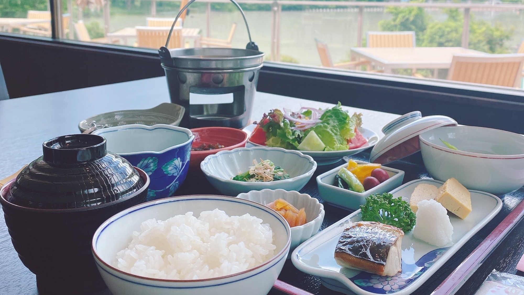 *【朝食一例】朝食を湖畔の景色と共にお楽しみください