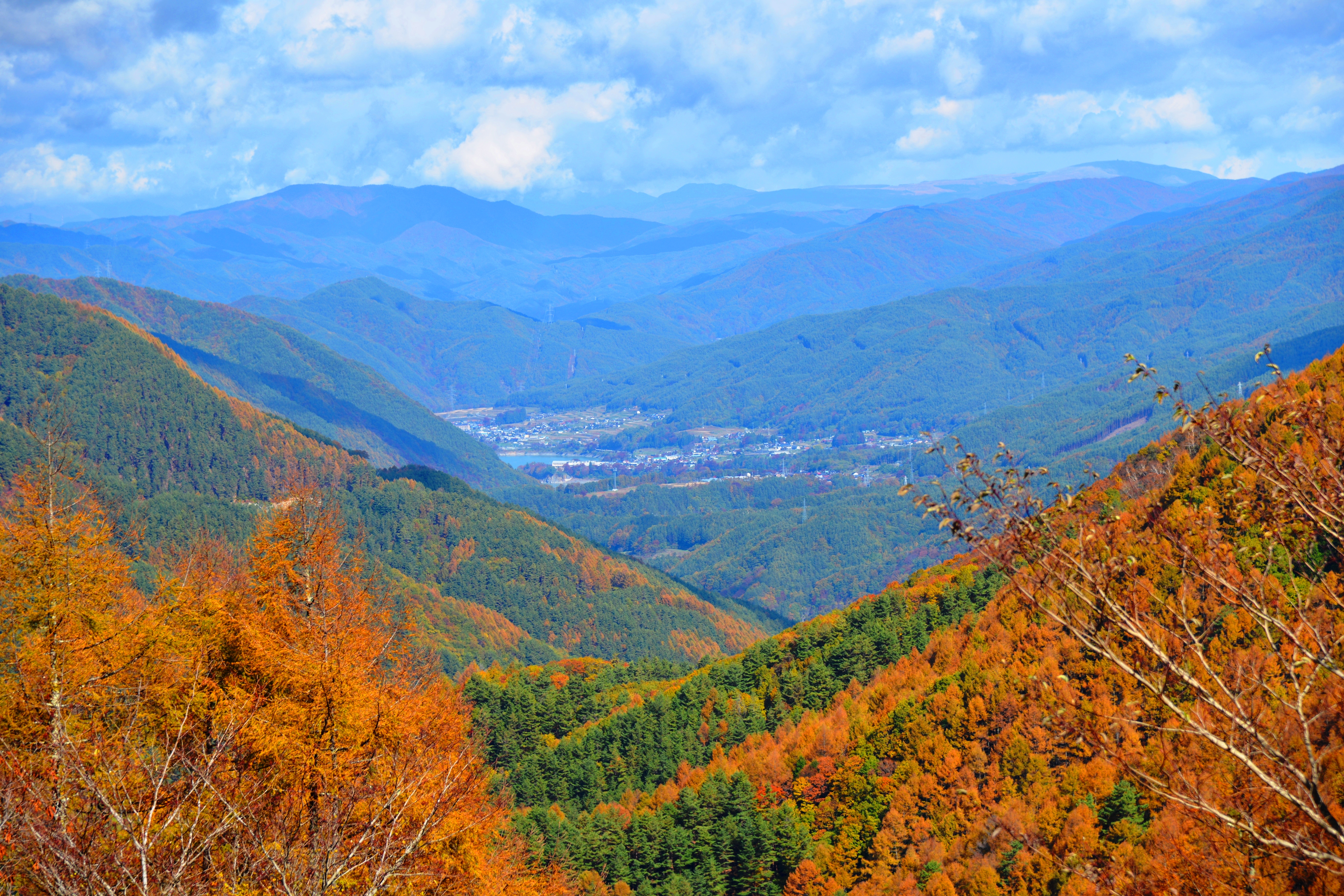 秋の山々は紅葉でカラフルになります♪