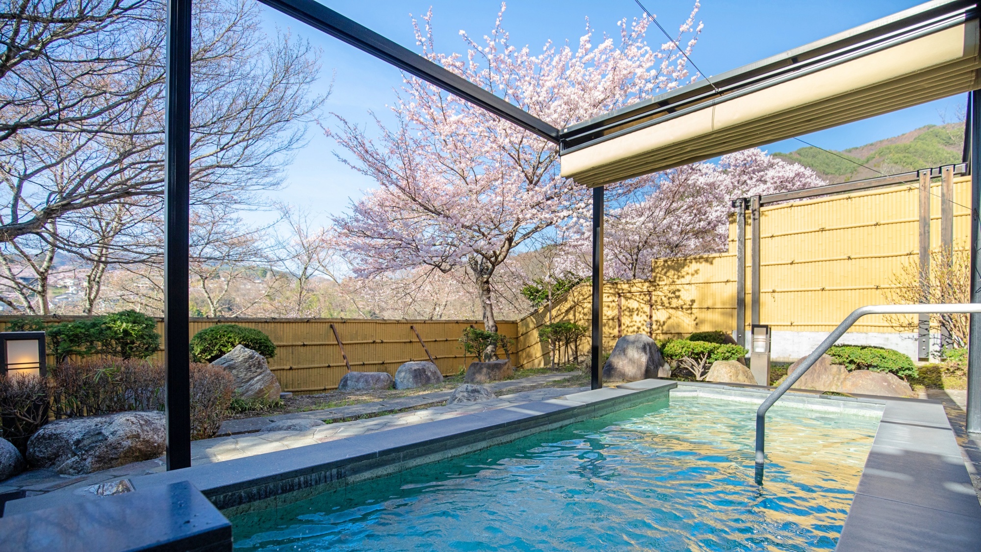 *【露天風呂】一番人気のお花見シーズンには露天風呂からの桜もお楽しみいただけます