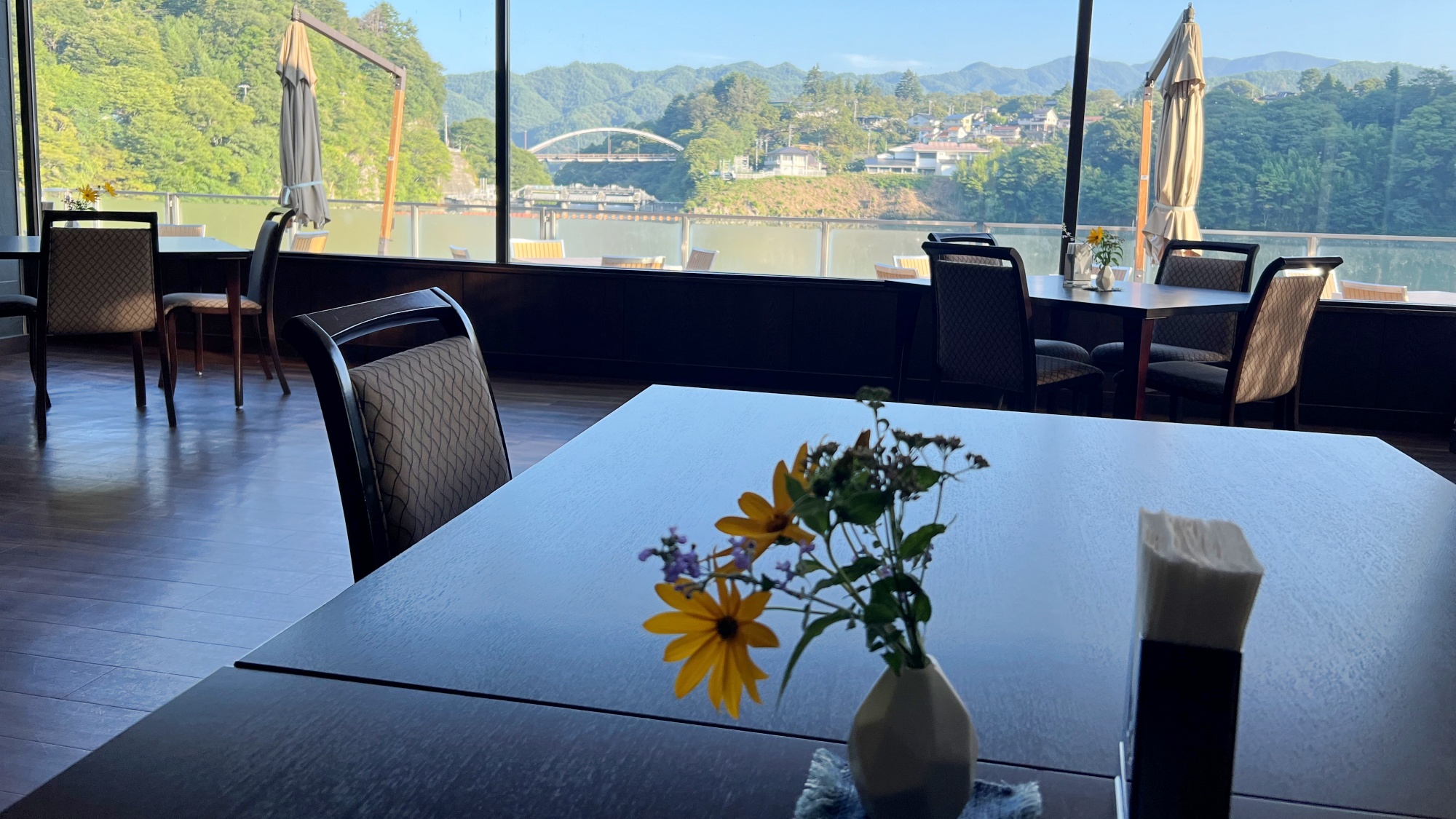 *【レストランエレガンテ】高遠湖を全面に望むレストランで湖の景色とともにお食事を。