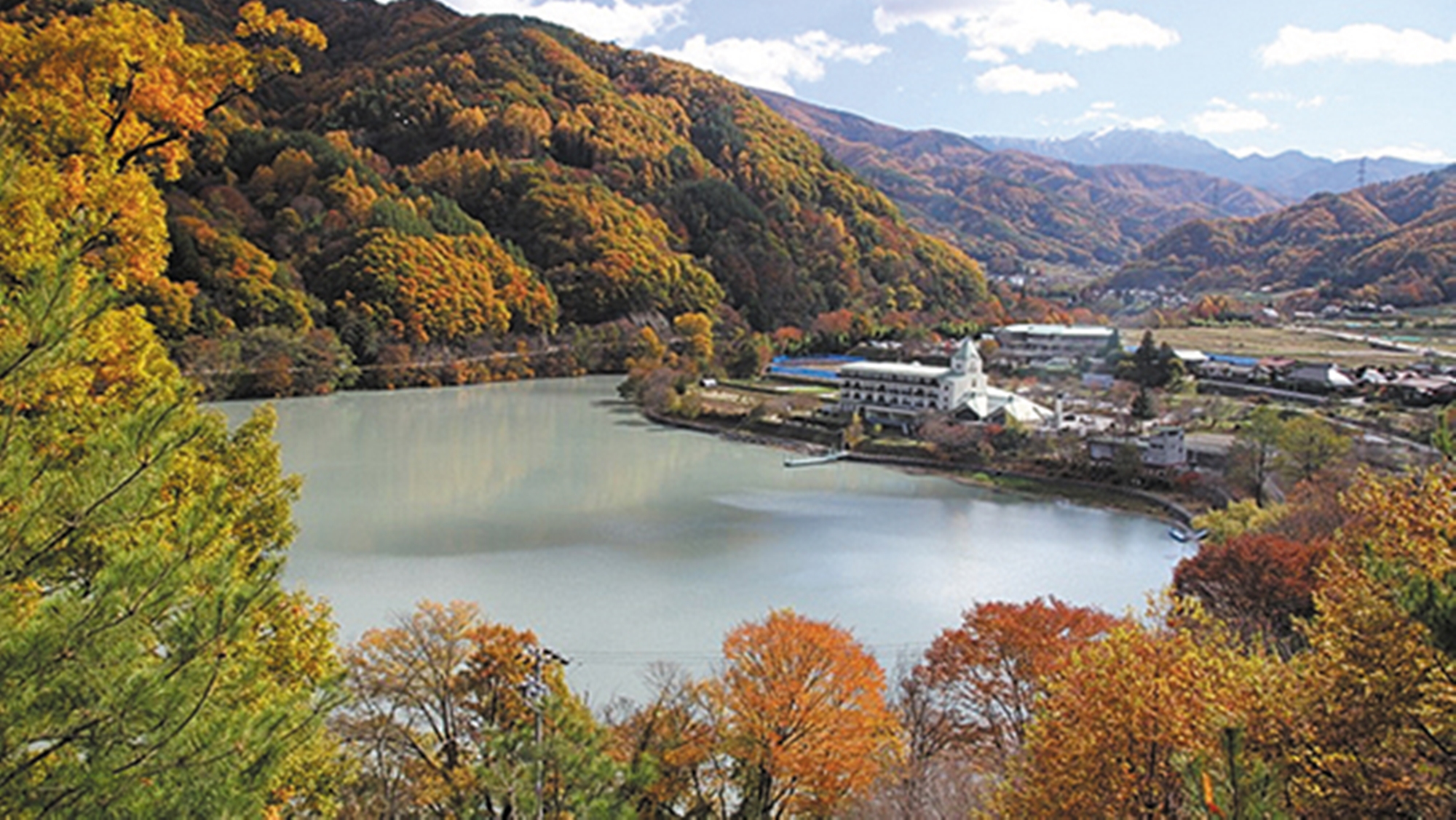 *【外観】秋の高遠湖は紅葉の名所に様変わり、四季折々の景色をお楽しみください