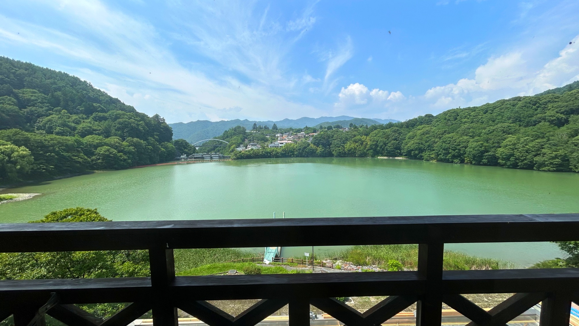 *【湖の眺望】新緑～夏にかけて青々とした緑と湖の風景に心癒されます。