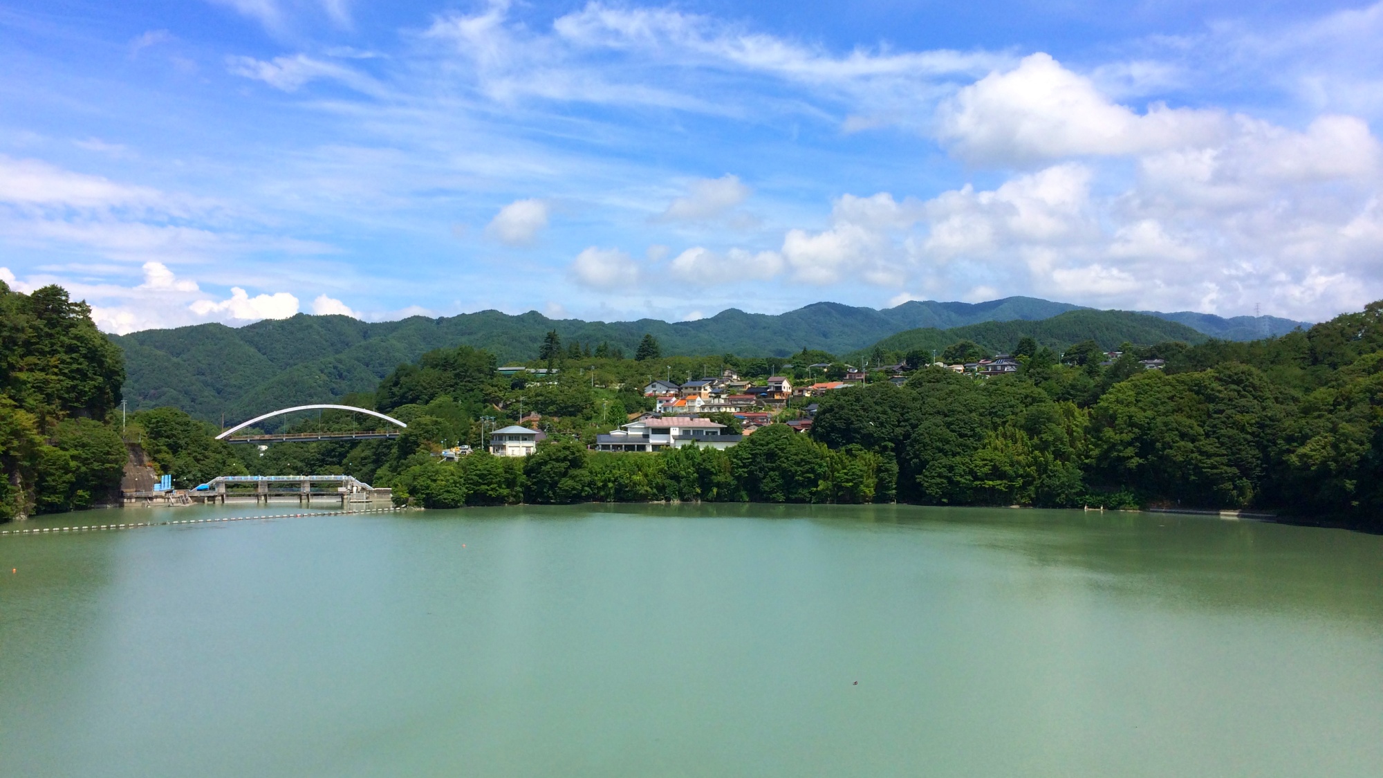 *【湖の眺望】新緑～夏にかけて青々とした緑と湖の風景に心癒されます。