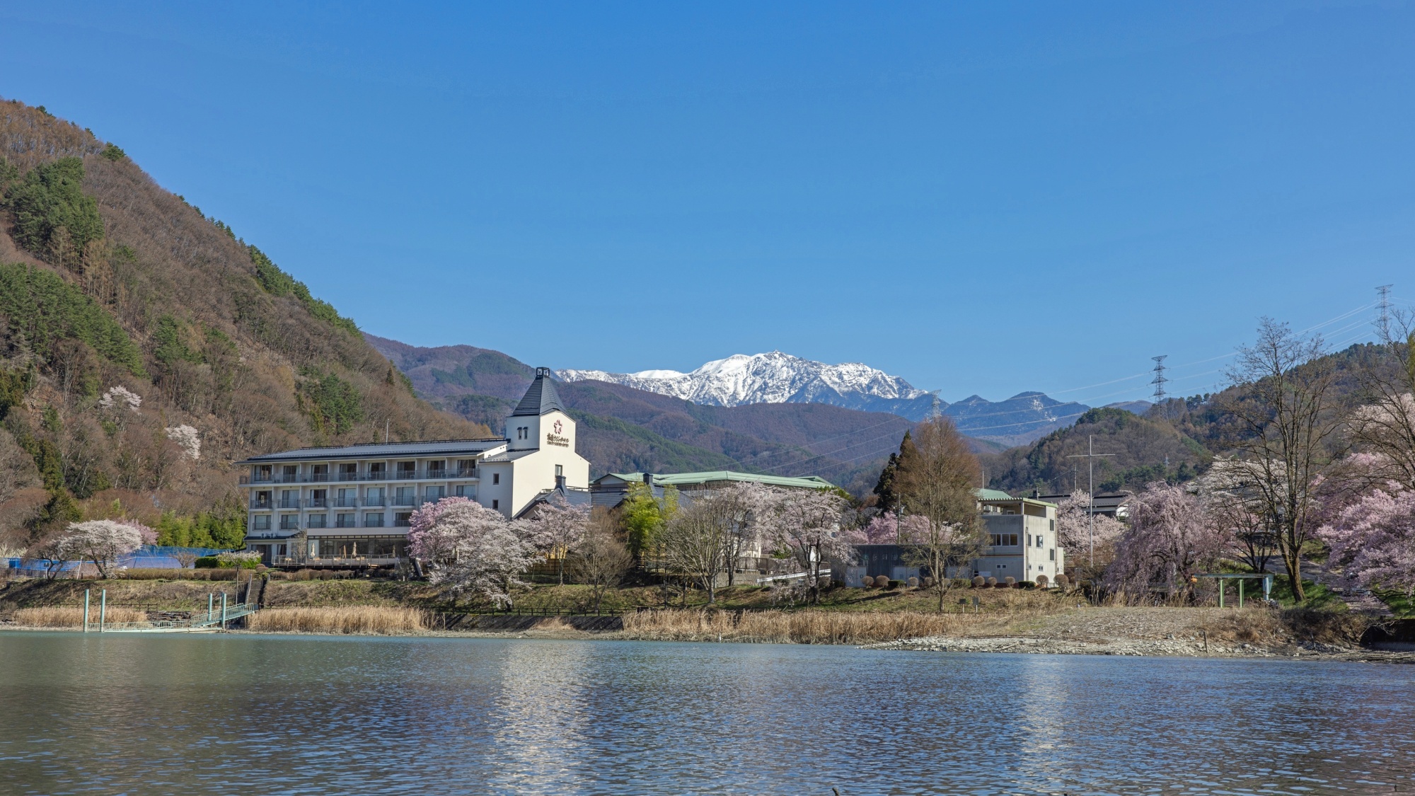 *【外観】当ホテルは桜に囲まれた湖畔に佇んでいます