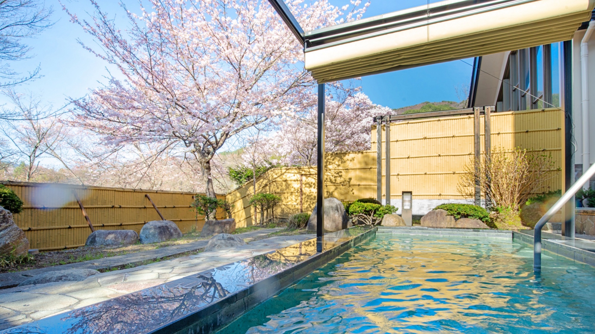 *【露天風呂】一番人気のお花見シーズンには露天風呂からの桜もお楽しみいただけます