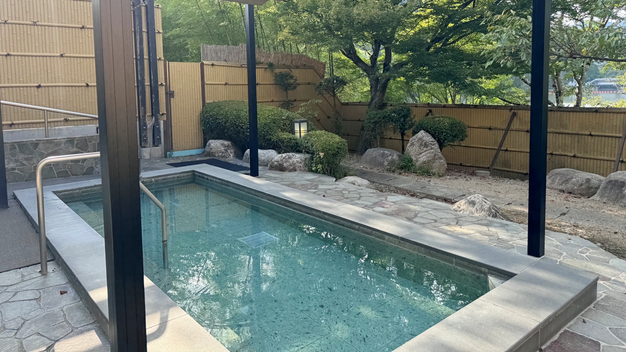 *【女性露天風呂】湖の目の前にある露天風呂。爽やかな風を感じ美肌の湯に浸かり、身も心もリラックス