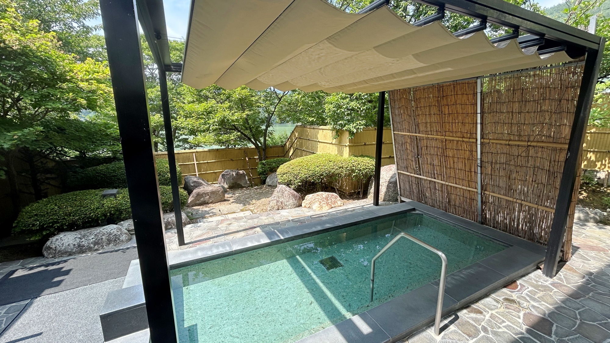 *【男性露天風呂】湖の目の前にある露天風呂。爽やかな風を感じ美肌の湯に浸かり、身も心もリラックス