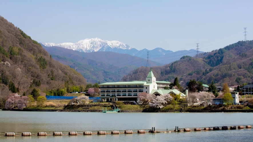 *【外観】桜と湖と南アルプス、桜の季節には息を呑む絶景が広がっております