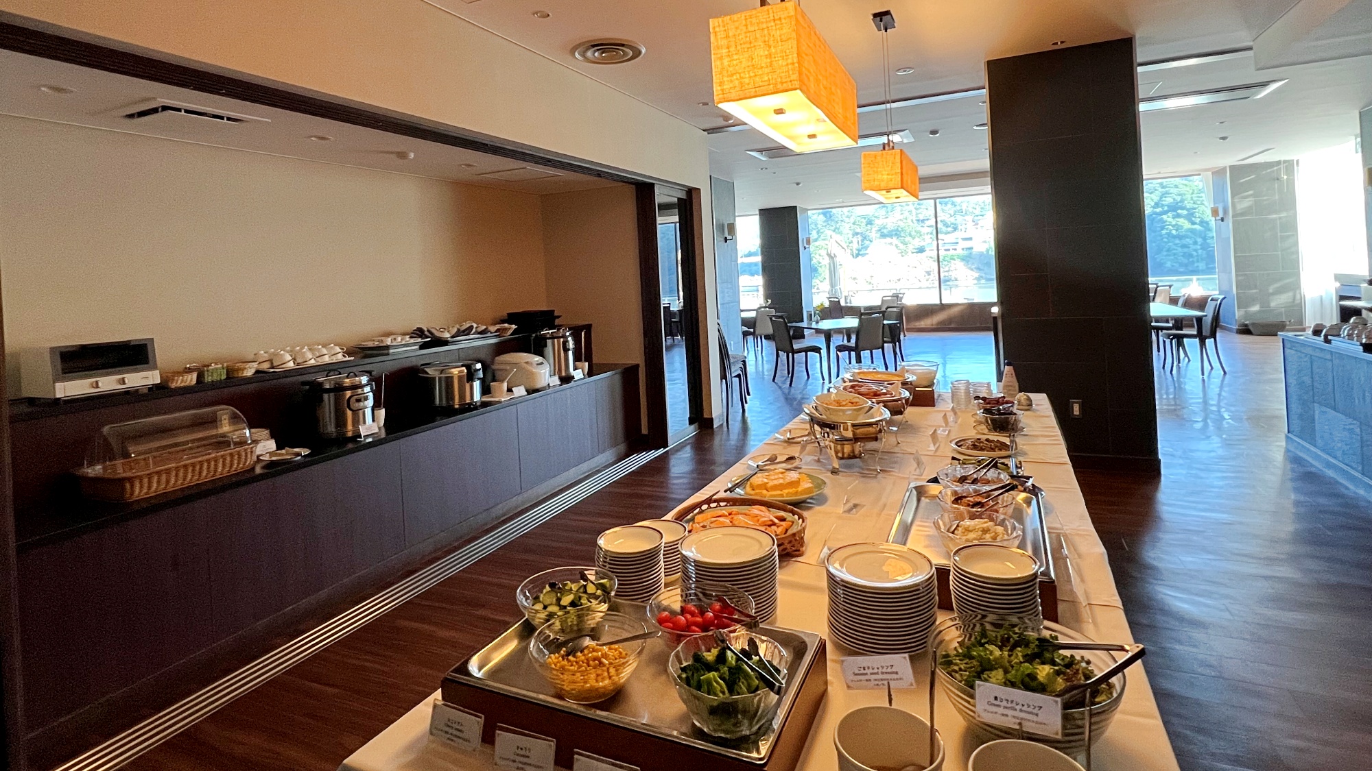 *【朝食一例／和洋ビュッフェ】高遠湖を望むレストランっで朝食ビュッフェをどうぞ。