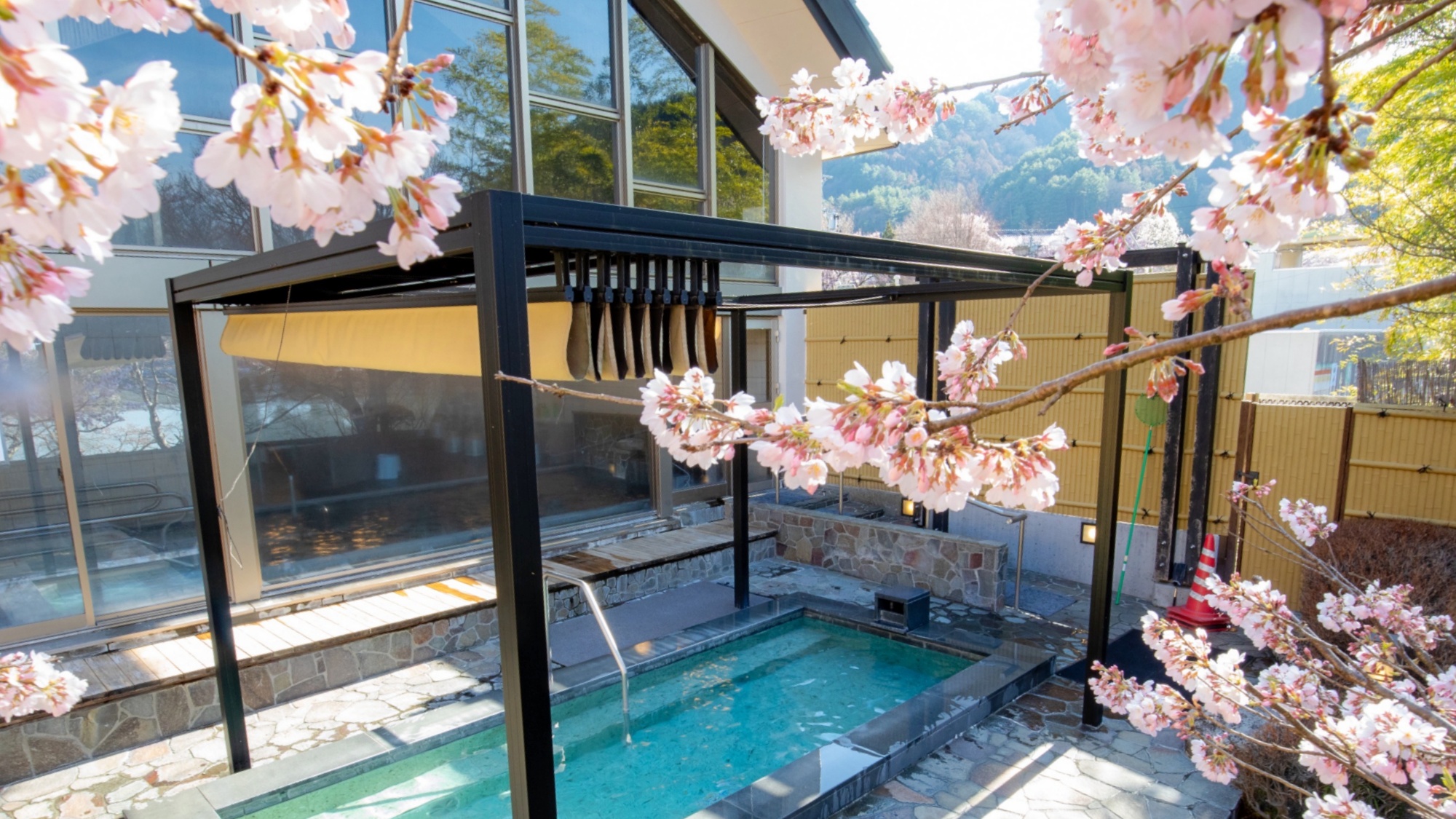 *【露天風呂】一番人気のお花見シーズンには露天風呂からの桜もお楽しみいただけます