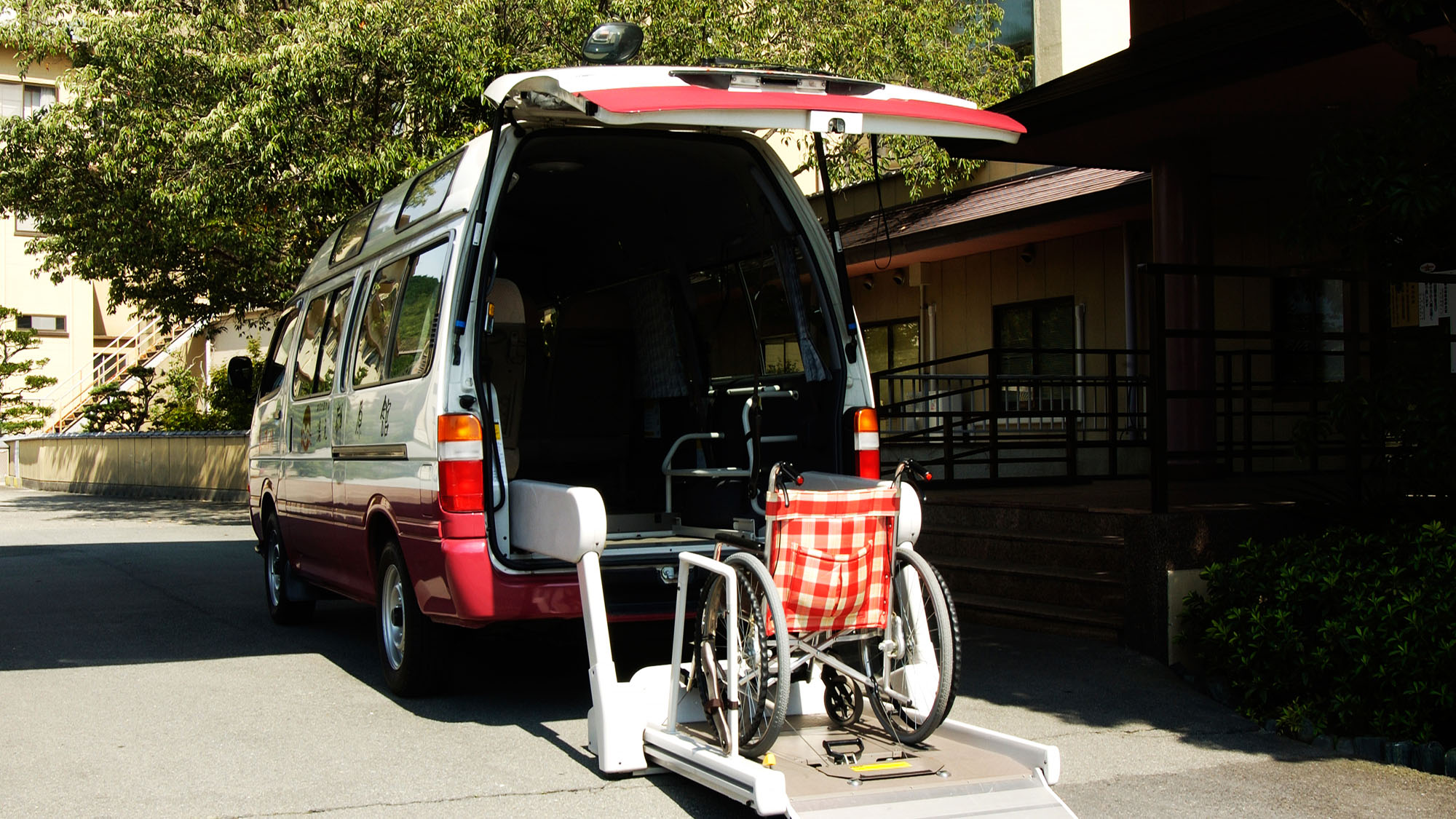 【車椅子用送迎車両】ご希望の方は予め当館までご連絡下さい。