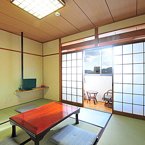 The Japanese-style room has been completely refurbished with tatami mats to create a clean and comfortable room.