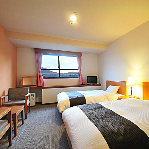 เตียงเดี่ยวในห้องทวินสไตล์ตะวันตกที่ได้รับการอัพเกรดจะมีผ้าห่มนวม