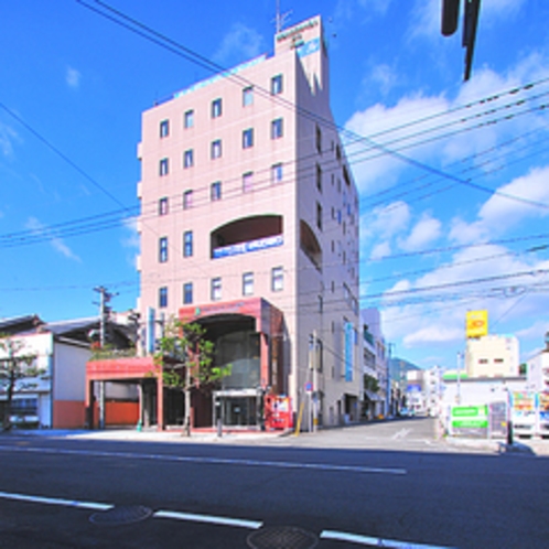 ＪＲ佐世保駅「みなと口」から徒歩５分、「佐世保みなとＩＣ」から車で２分！佐世保港に一番近いホテルです