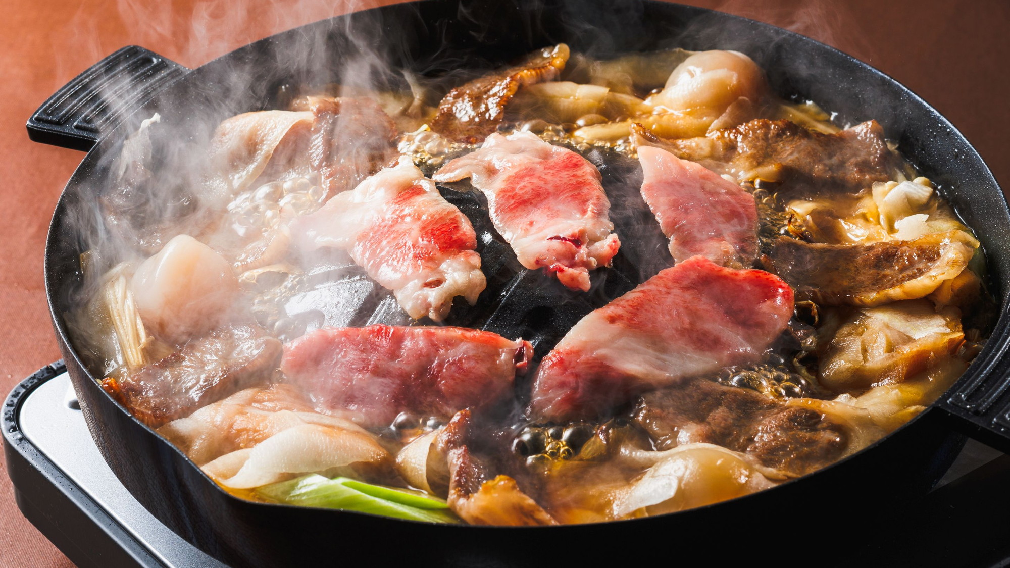 【山形牛鍋】上質な肉質の「山形牛」を焼肉orすきやき両方味わえる贅沢鍋